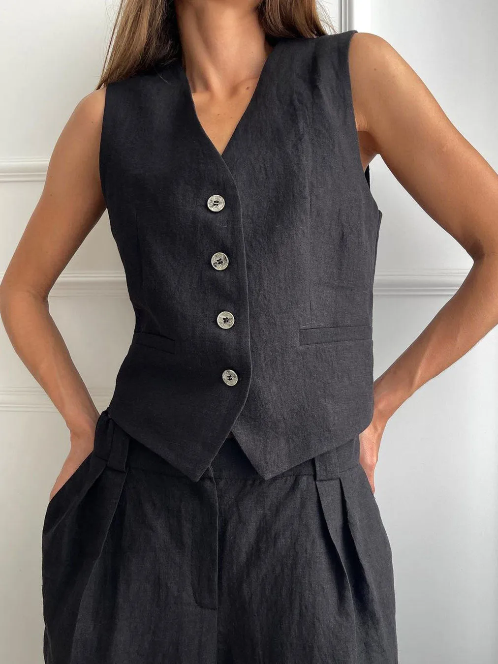 Comfortable linen sleeveless vest and low-rise pants set