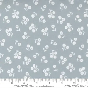 Country Rose by Moda Fabrics DAINTY FLOWER/LT BLUE