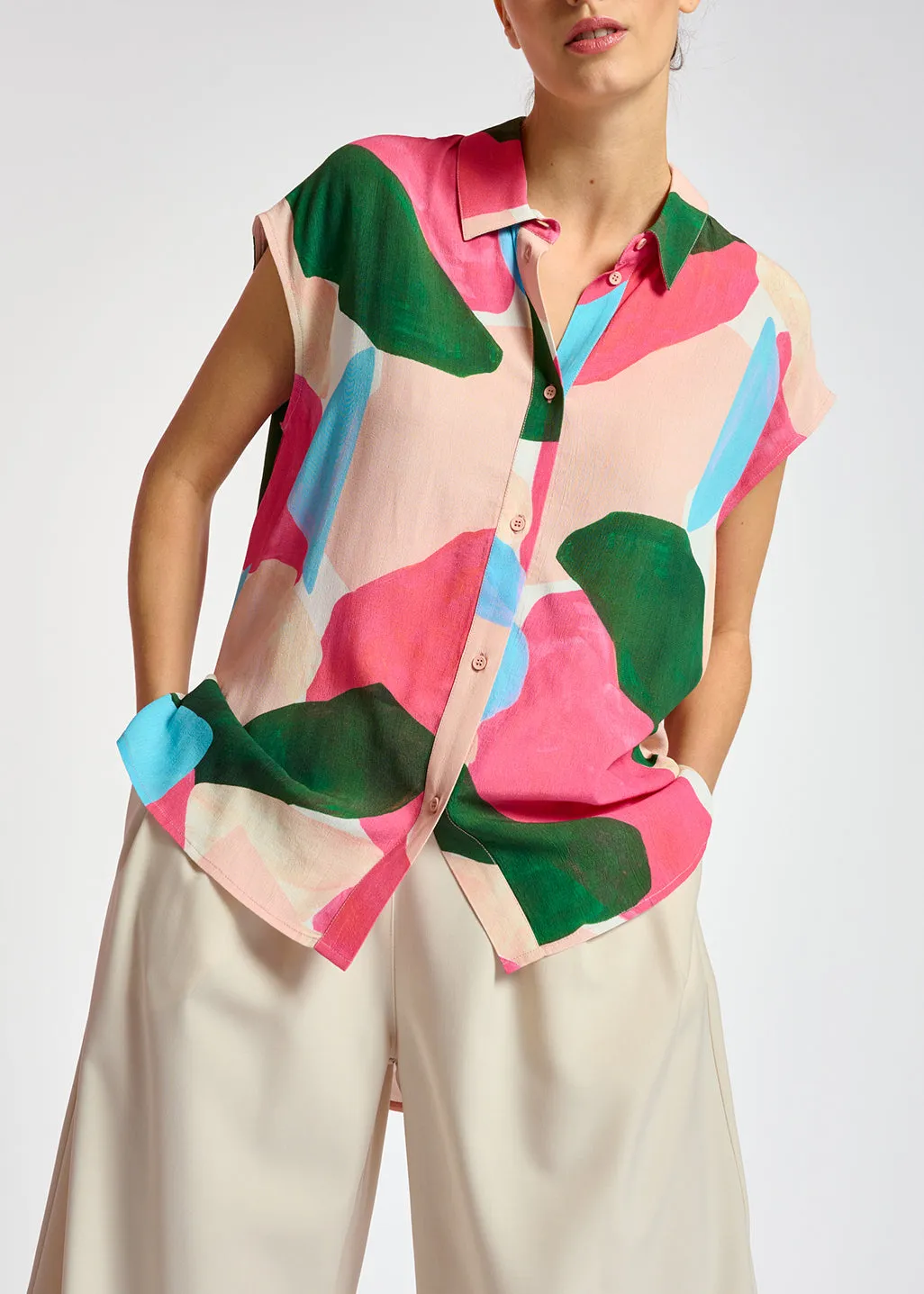 Multicolor sleeveless shirt with graphic print